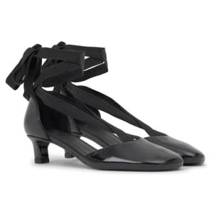 Zapato tacón Aline en charol con cintas de tela