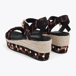 Zeppa con cinturino intrecciato e dettagli metallici