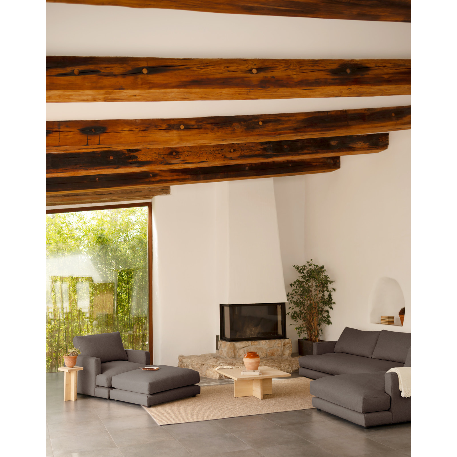 Puf gris oscuro de 97x78cm Alto: 36 Largo: 97 Ancho: 78