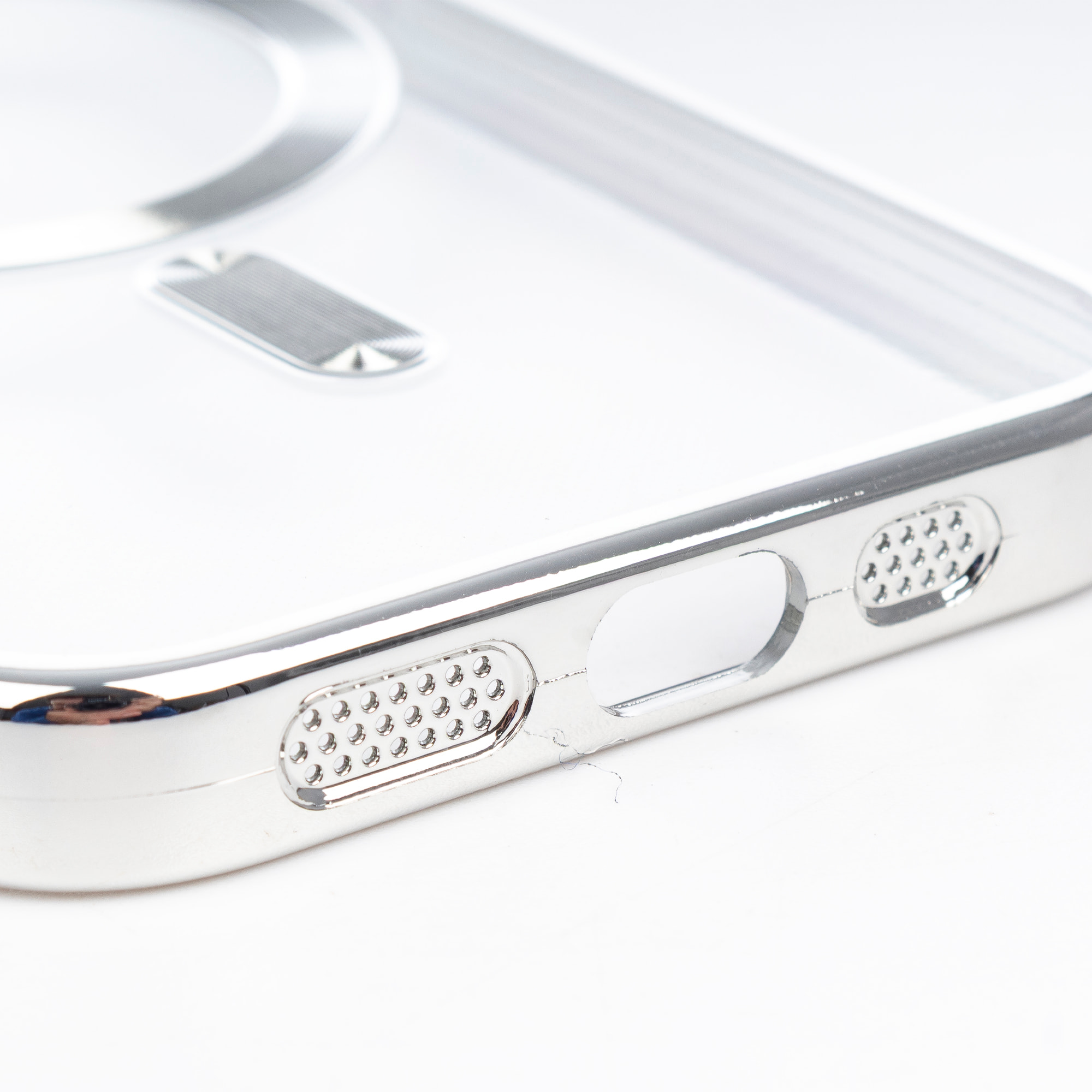 Carcasa transparente con cámara cubierta, bordes plateados, antichoque y antihuellas. Magsafe para iPhone 16.