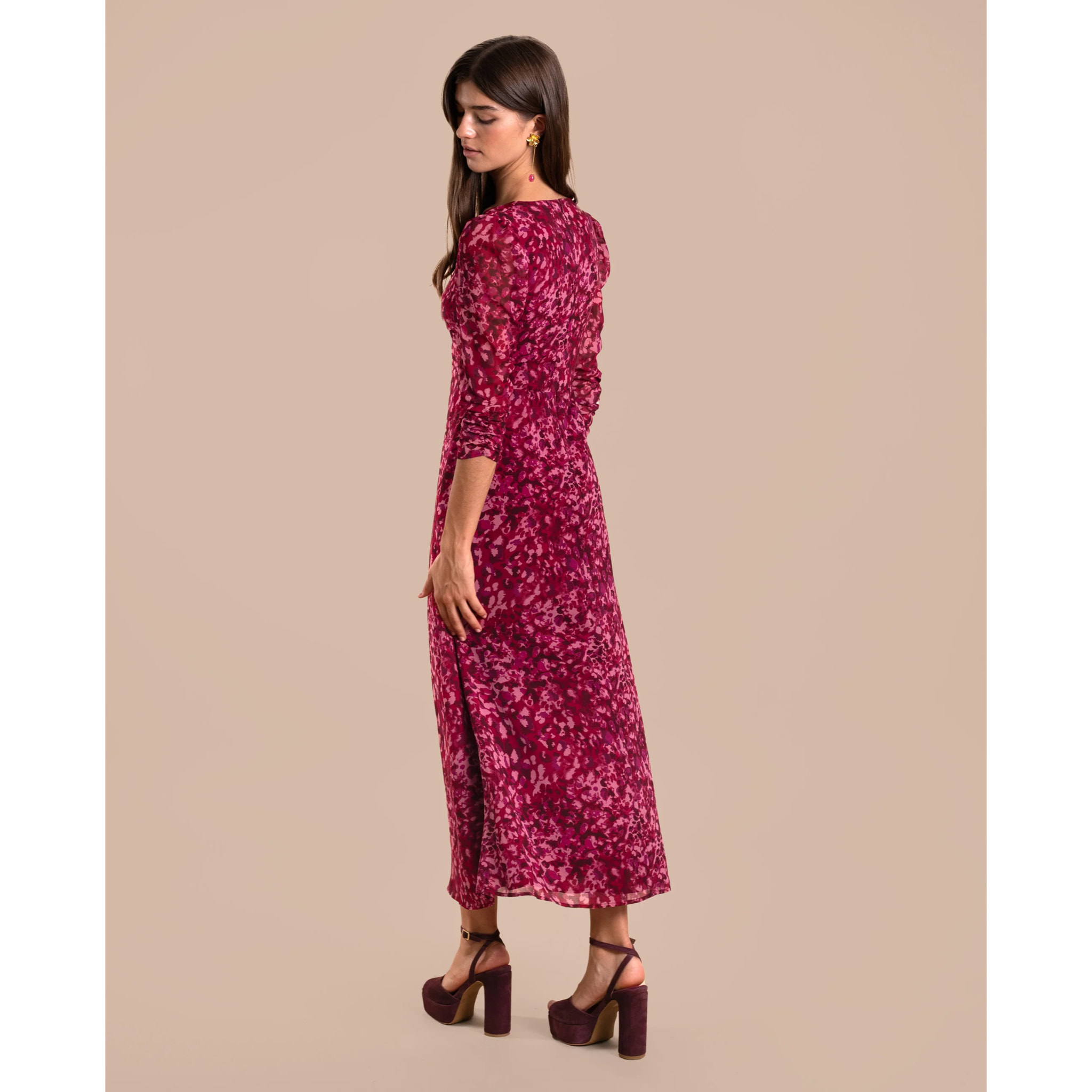 Vestido midi con manga y escote en pico