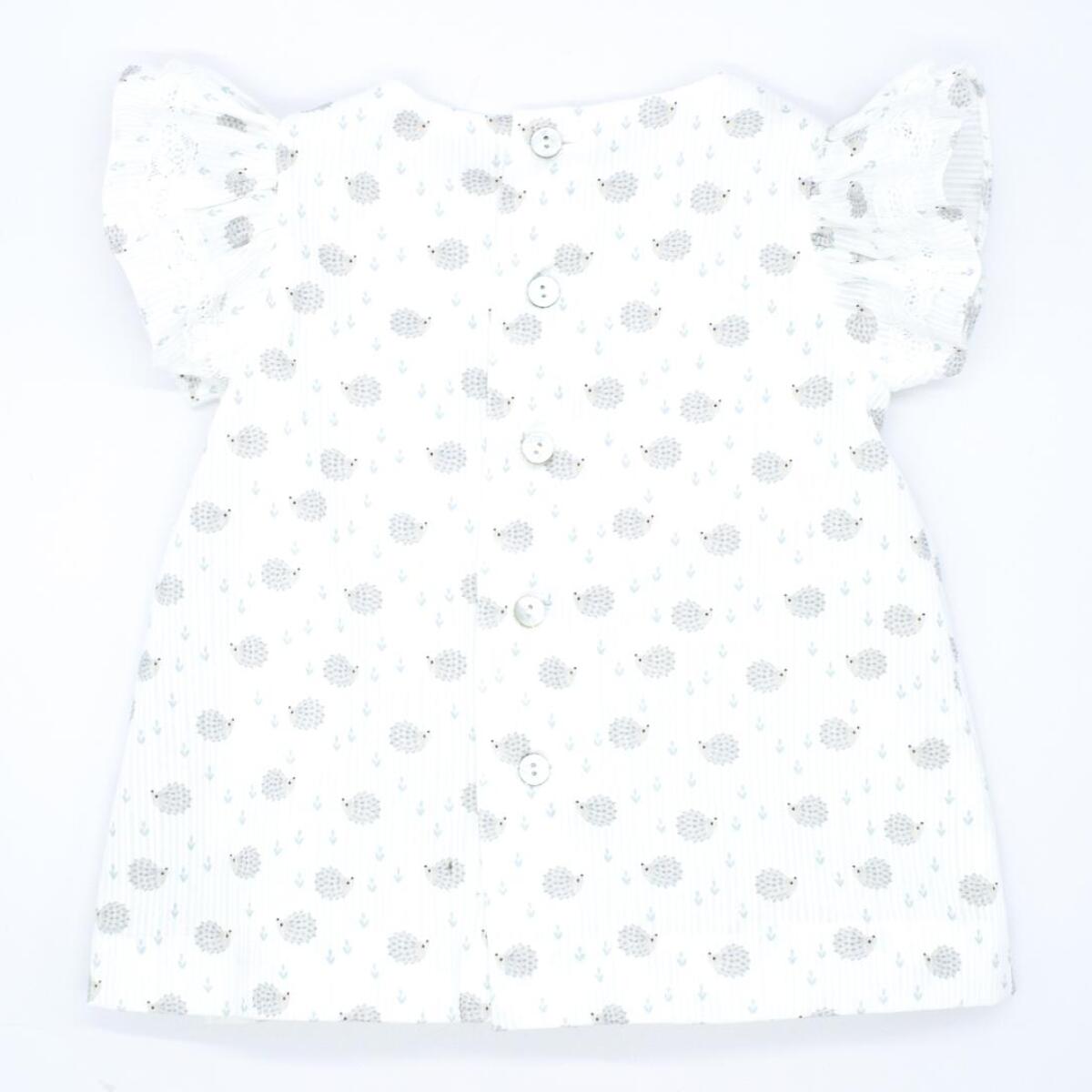 Vestido estampado de erizos, con volantes en las mangas.