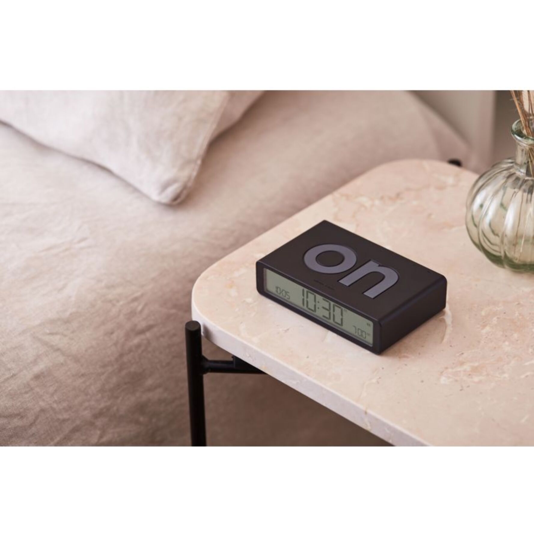 Réveil LEXON Flip Classic Rechargeable en USB-C Noir