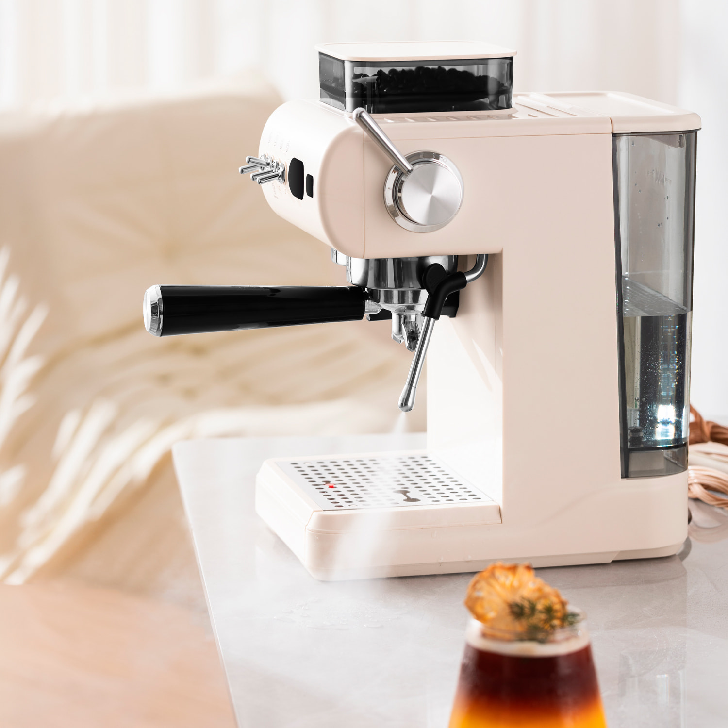 Cafetera de 1350W con 20 niveles de molido, extracción dual para café caliente y frío, vapor potente, tanque 1,8L y 20bar.