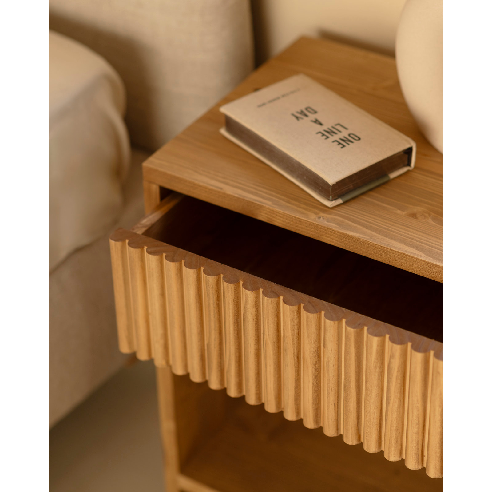 Table de chevet en bois massif avec un tiroir en ton chêne moyen en différentes tailles