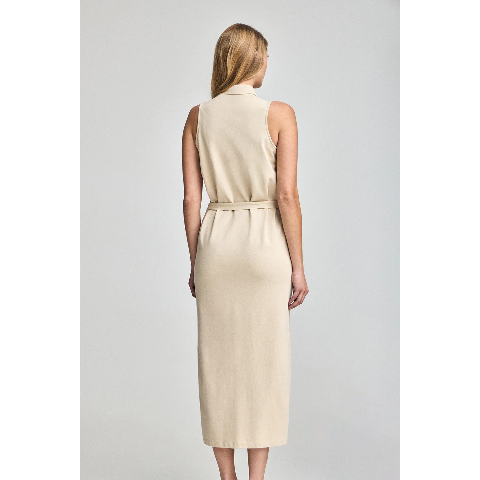 Vestito beige smanicato e abbottonato con monogramma ricamato