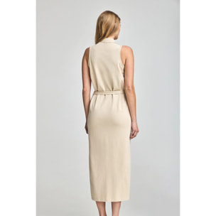 Vestito beige smanicato e abbottonato con monogramma ricamato