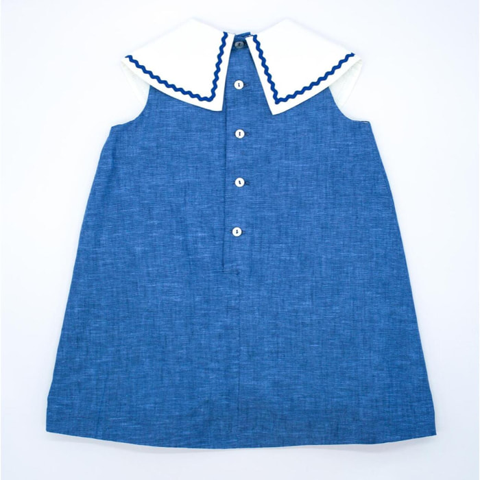 Vestido cambrai azul. De tirantes cuello con detalle de picunela.