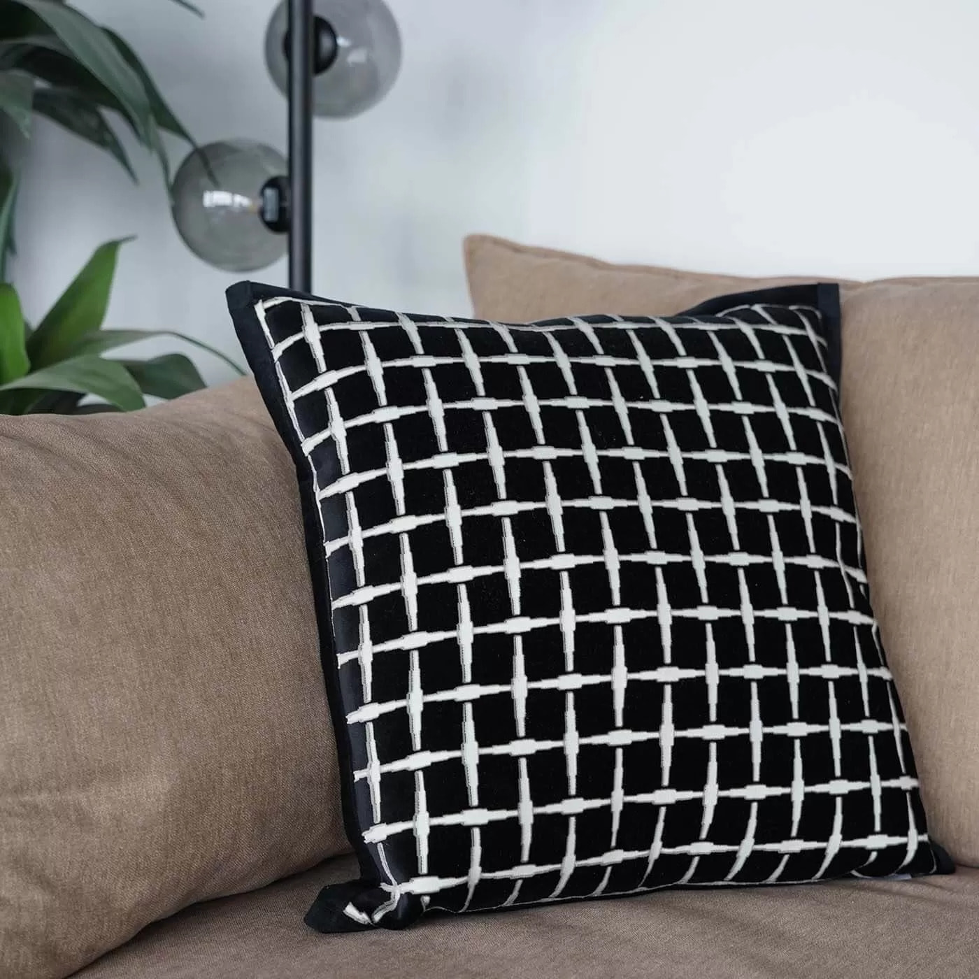 Coussin Melody noir et blanc Kare Design