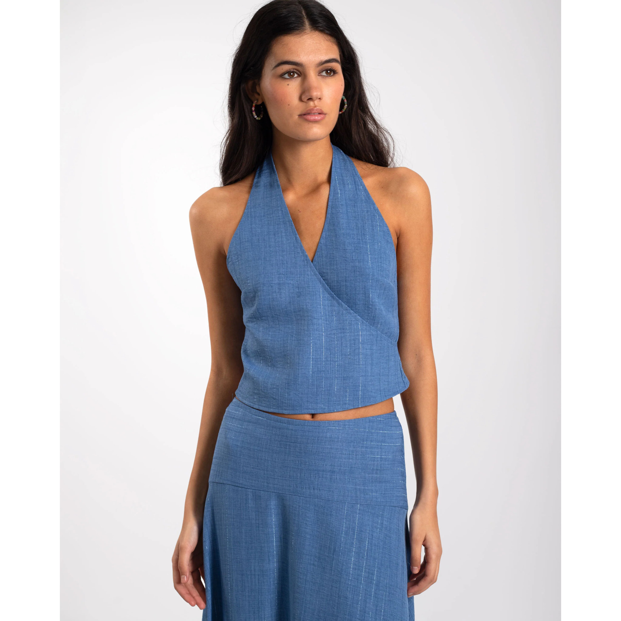 Top de mujer cruzado con cuello halter y con escote de pico