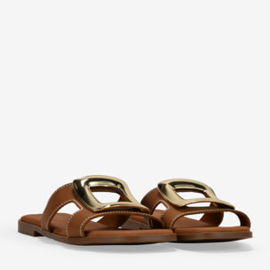 Sandalias planas marrones con aplique metálico