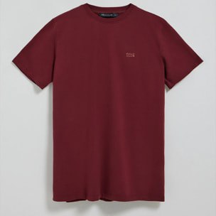 Camiseta color granate básica de cuello redondo con detalle bordado