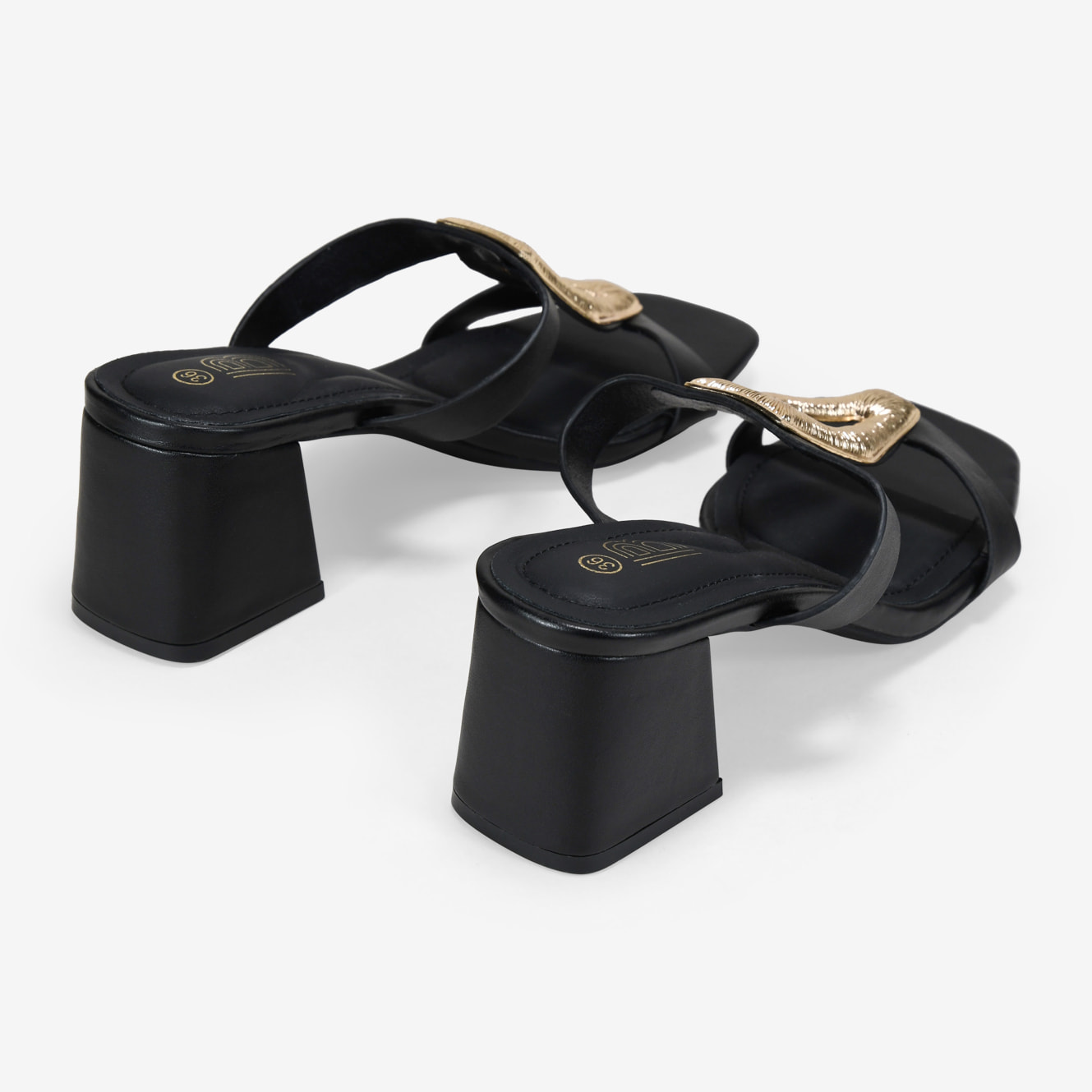 Sandalias de tacón negras con aplique metálico
