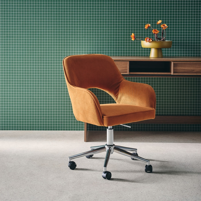 Chaise de bureau à roulettes velours côtelé camel piétement chromé. L 60 x P 62 x H 89 / 99cm