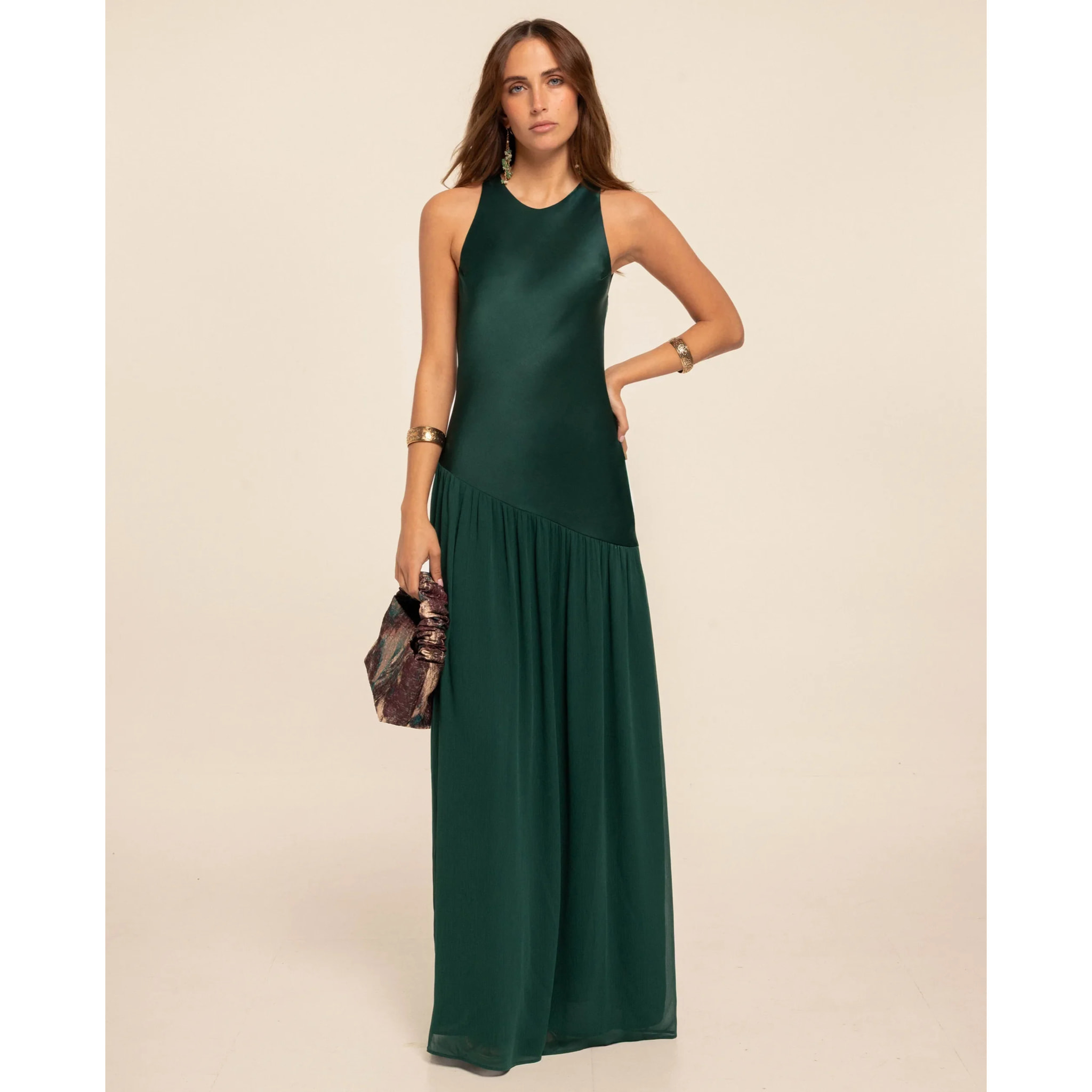 Vestido largo con corte asimétrico y espalda descubierta