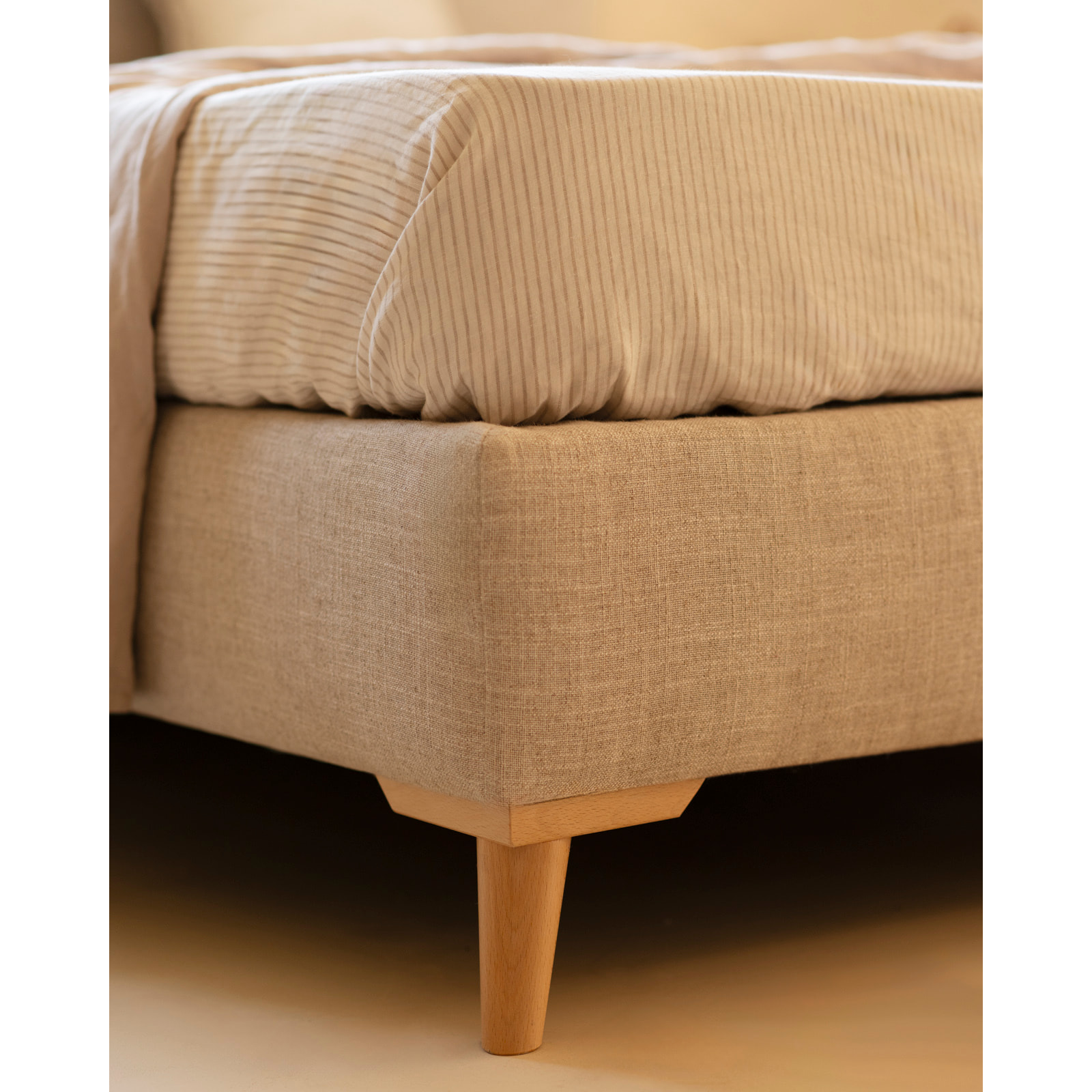 Lit rembourré en lin beige pour les matelas en différentes tailles