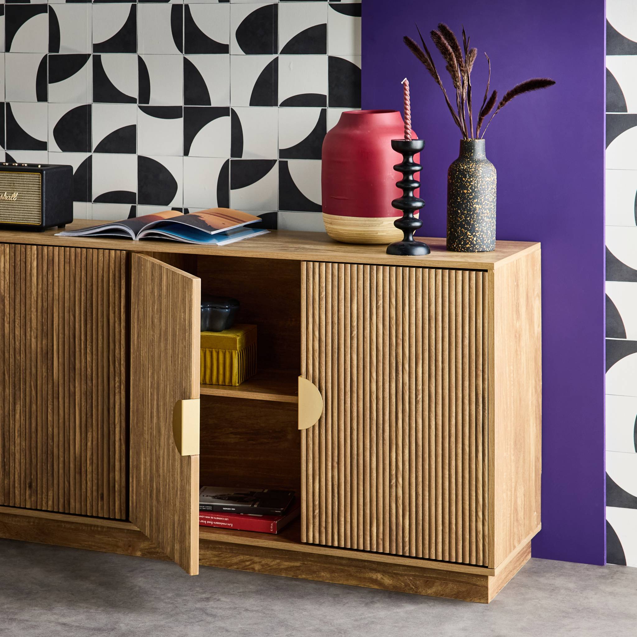 Buffet exotique 4 portes. effet bois de manguier rainuré. buffet bas. poignées en métal doré. L 180 x P 40 x H 75cm