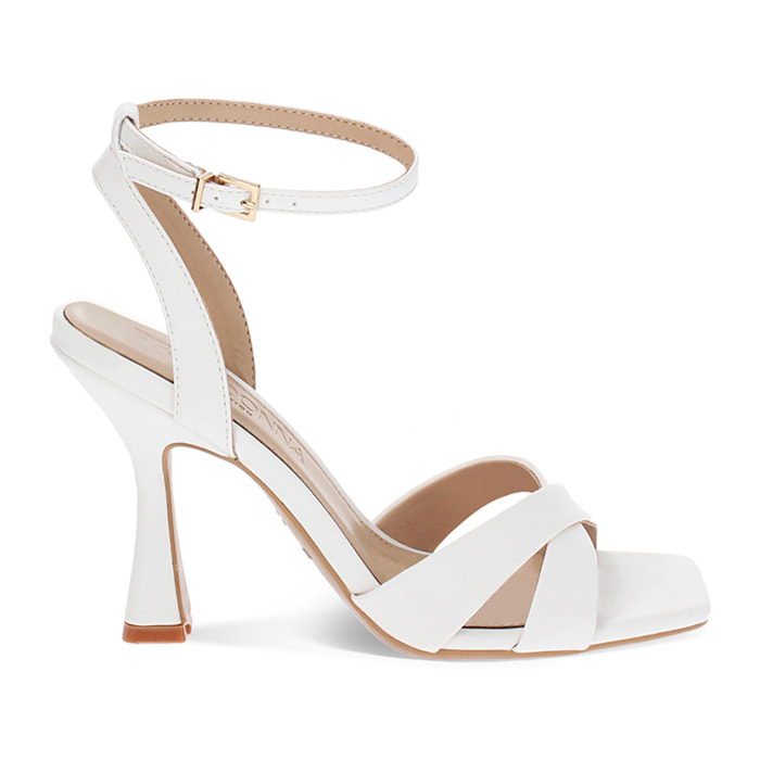 Sandalo bianco con braccialetto, tacco 9,5 cm