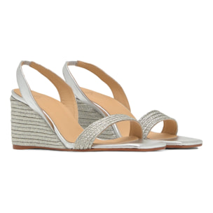 Sandalia destalonada Barby trenzada en acabado metalizado