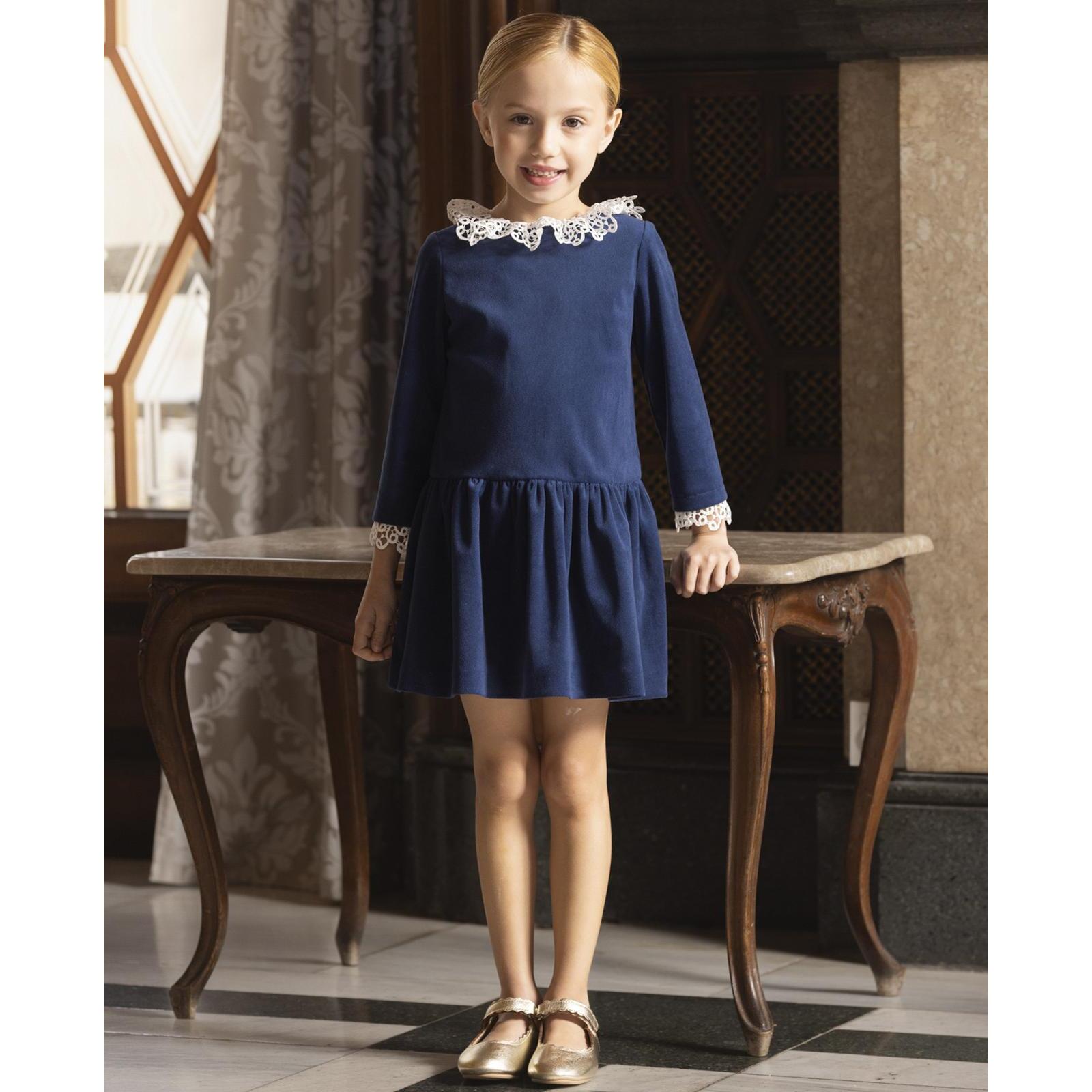 Vestido terciopelo azul con guipur blanco