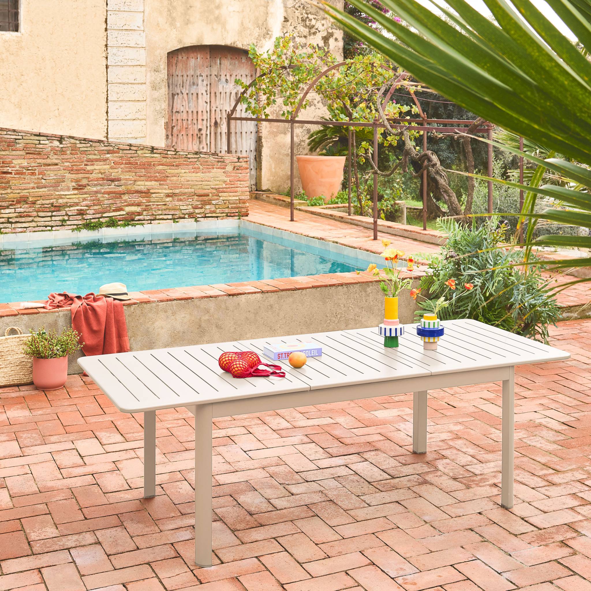 Table de jardin beige SEATTLE extensible aluminium. 8 places. 173 / 236.5 x 100 x 75 cm