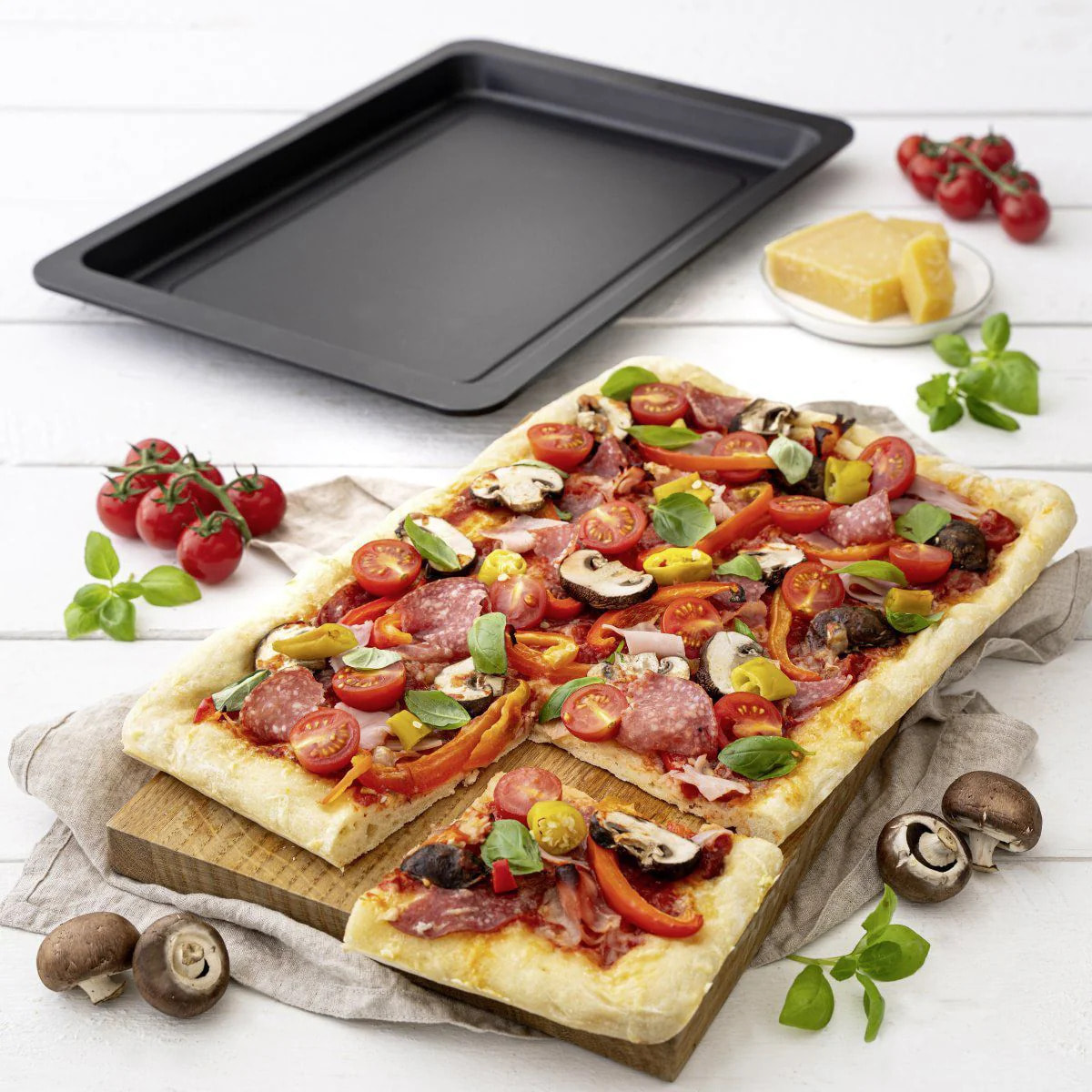 Ensemble pour pizza avec une plaque de cuisson four, 2 planches à pizza rondes et une roulette à pizza Fackelmann