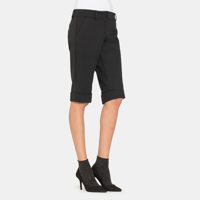 PANTALONI CORTI AL GINOCCHIO. Vita regolare e gamba regolare.