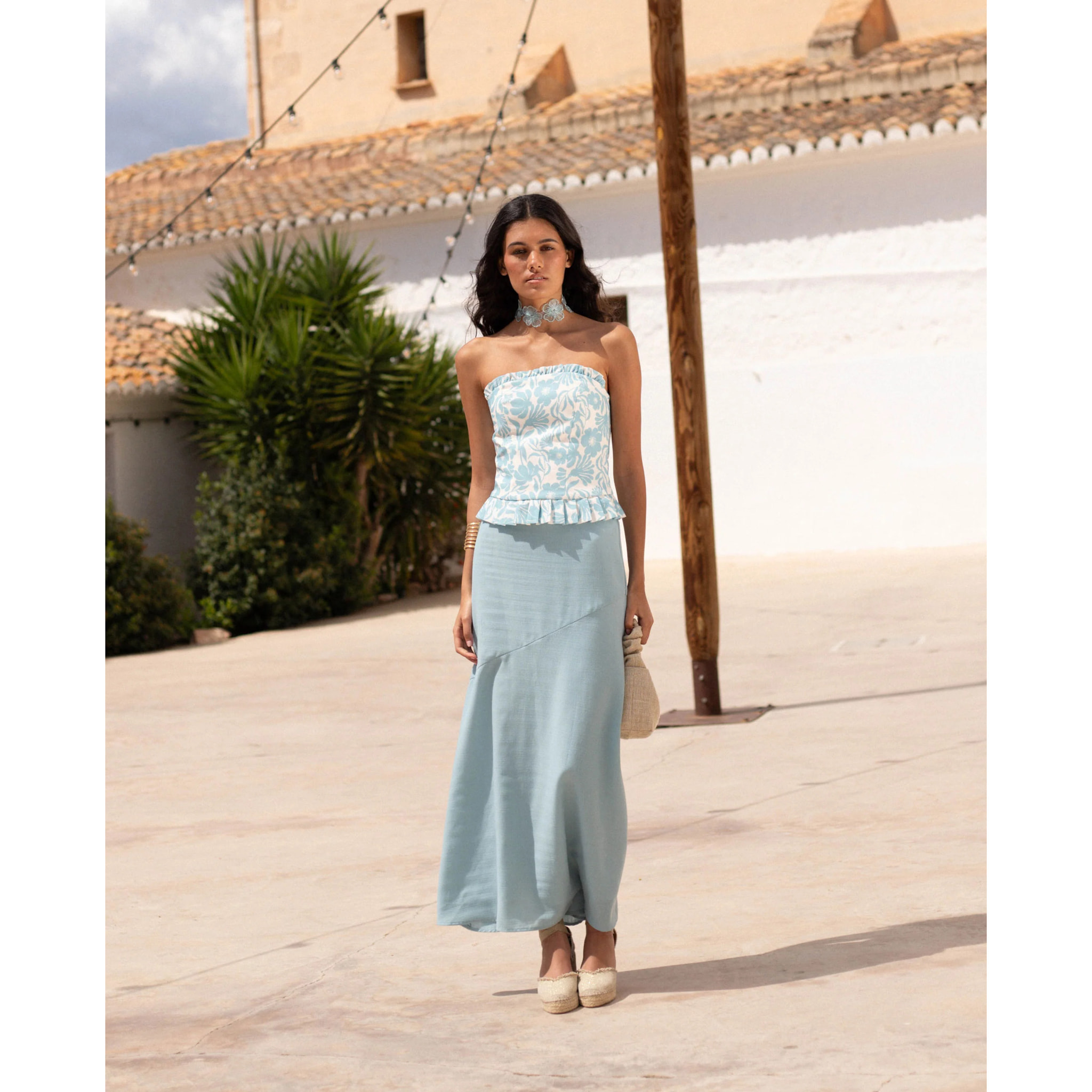 Falda midi en color azul.