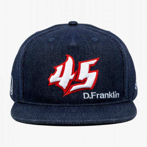 Gorra color azul marino con logotipos D-.Franklin y Tetsuta