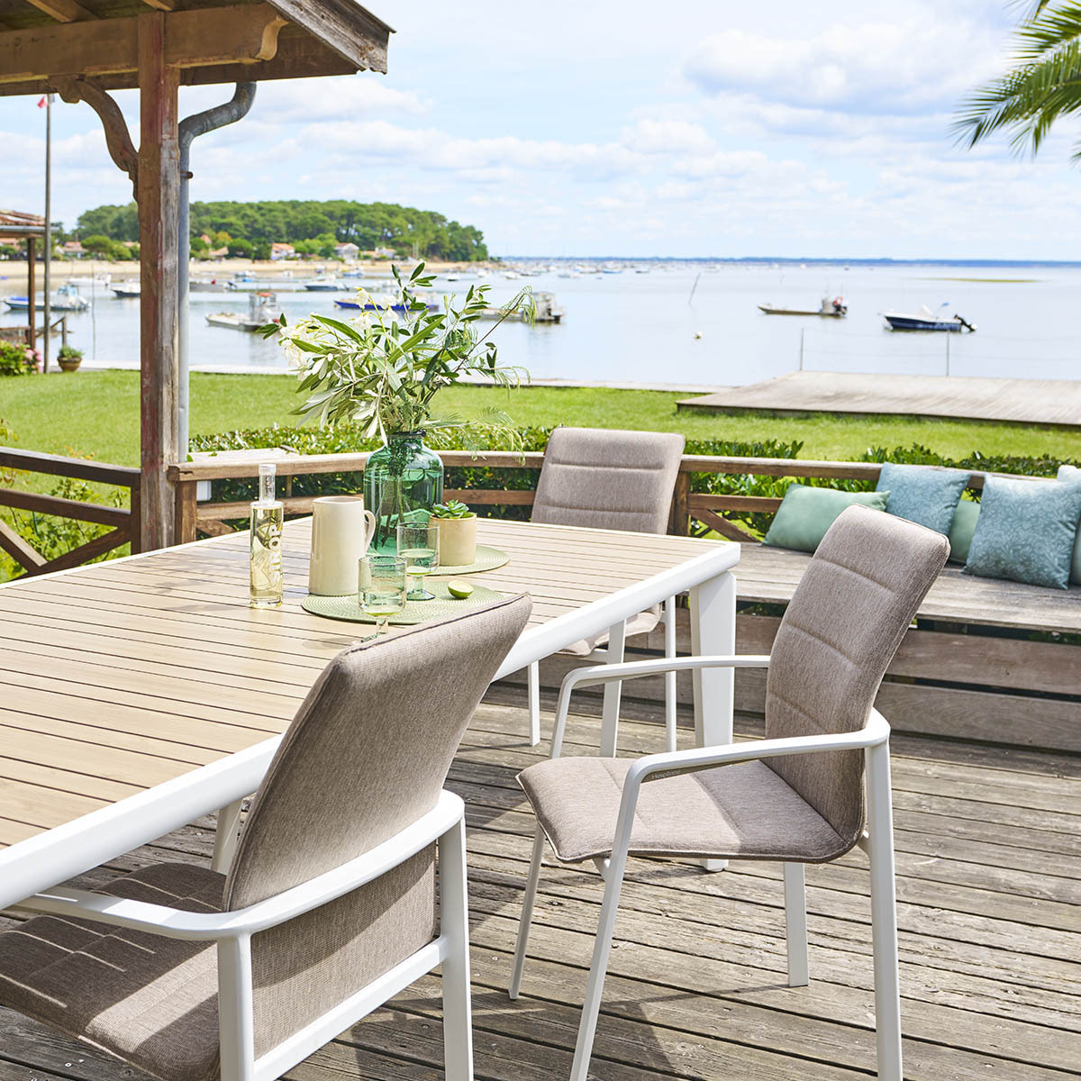 Fauteuil de jardin empilable "Diese" badiane & blanc en aluminium traité époxy