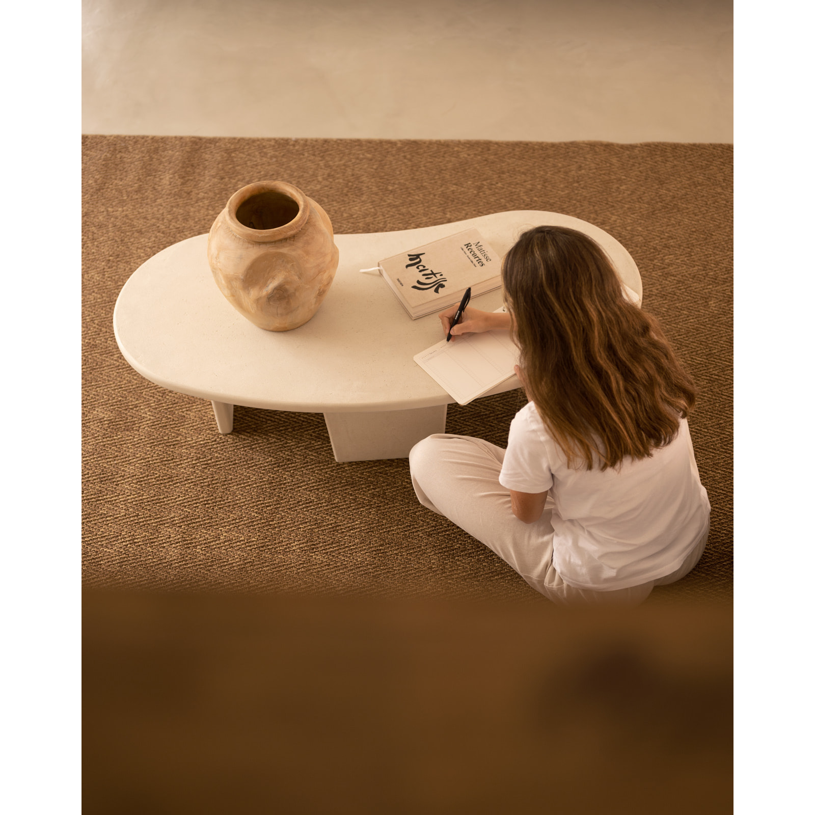 Table basse en microciment aux formes organiques avec trois pieds de teinte blanc cassé de 120cm Hauteur: 30 Longueur: 120 Largeur: 59.4