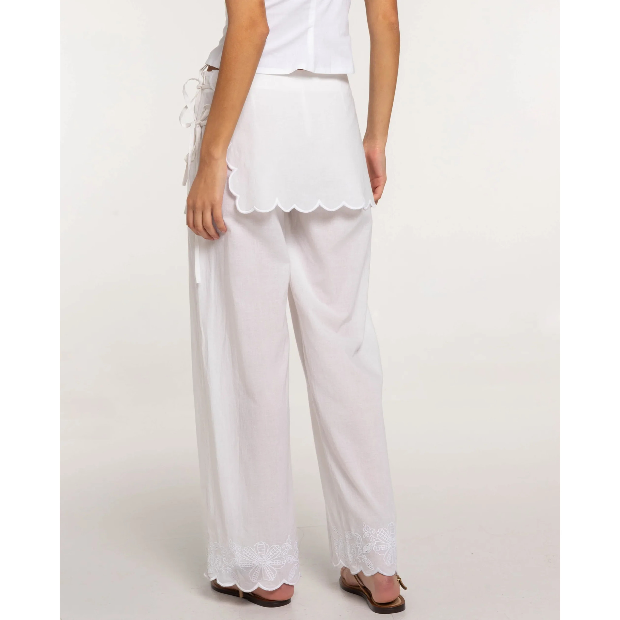 Pantalones anchos con bordados de mujer