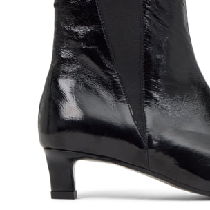 Botín de tacón Alegra en charol con cierre elástico y tacón kitten