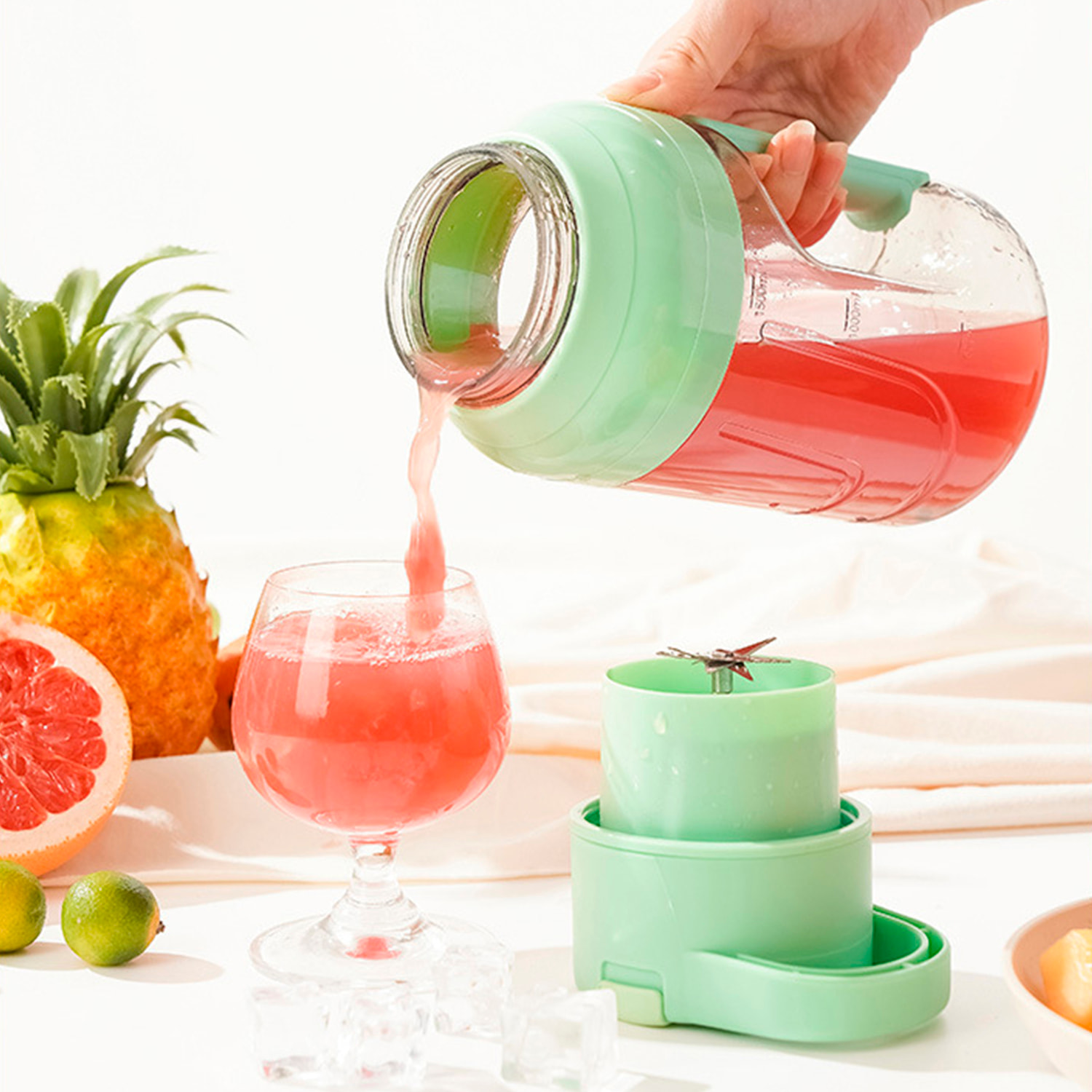 Batidora eléctrica recargable portátil de 1.500ml con 8 cuchillas de acero, vaso medidor, apertura cubierta para beber y batería de 1.500mAh.