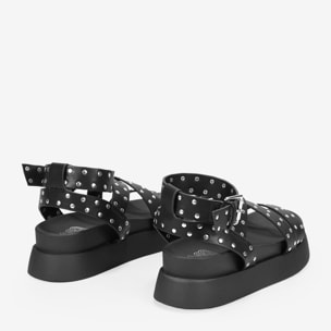 Sandalias de plataforma negras con tachas metálicas