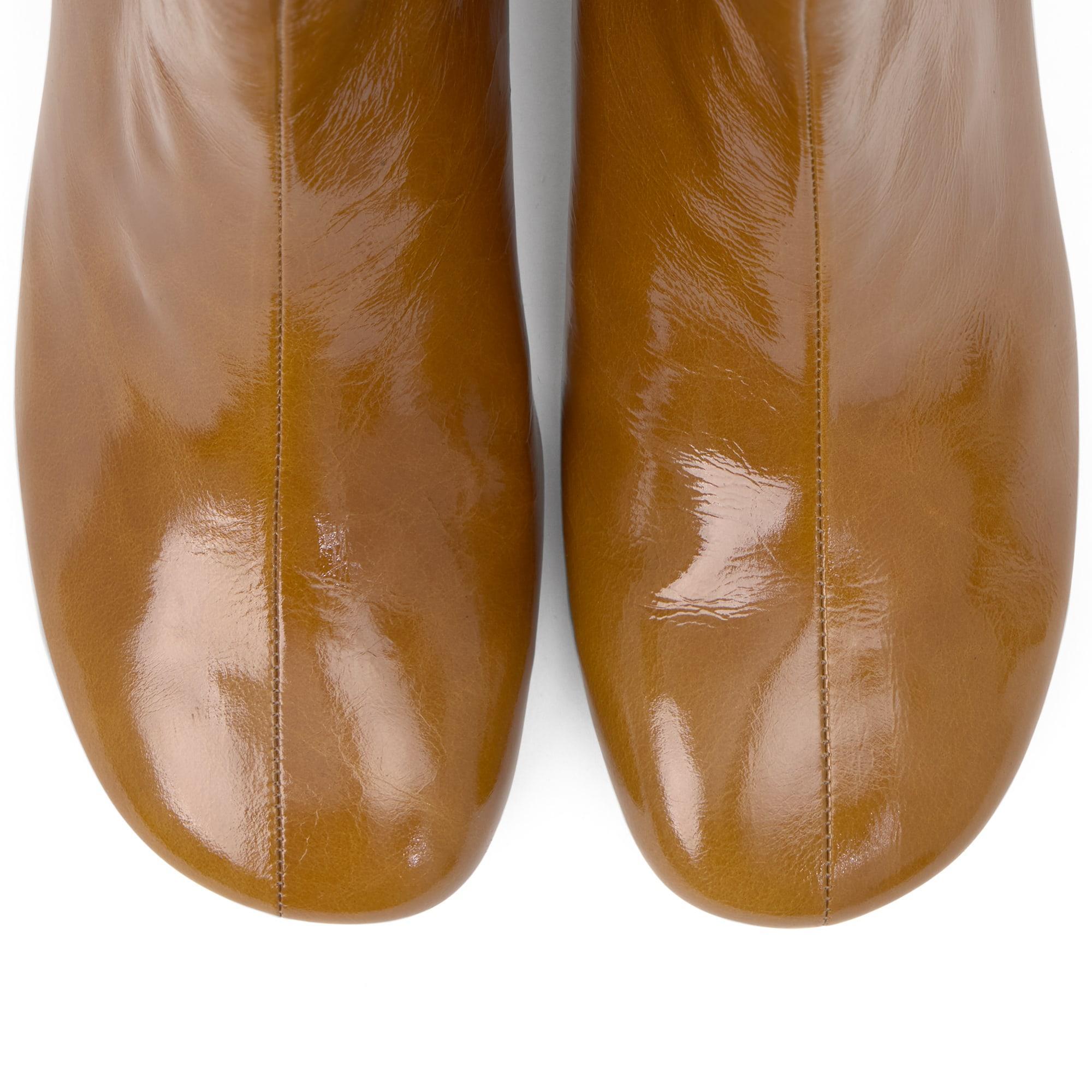 Botín de tacón Alegra en charol con cierre elástico y tacón kitten