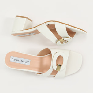 Sandali in simil pelle con tacco comodo ed applicazione sulla fascia