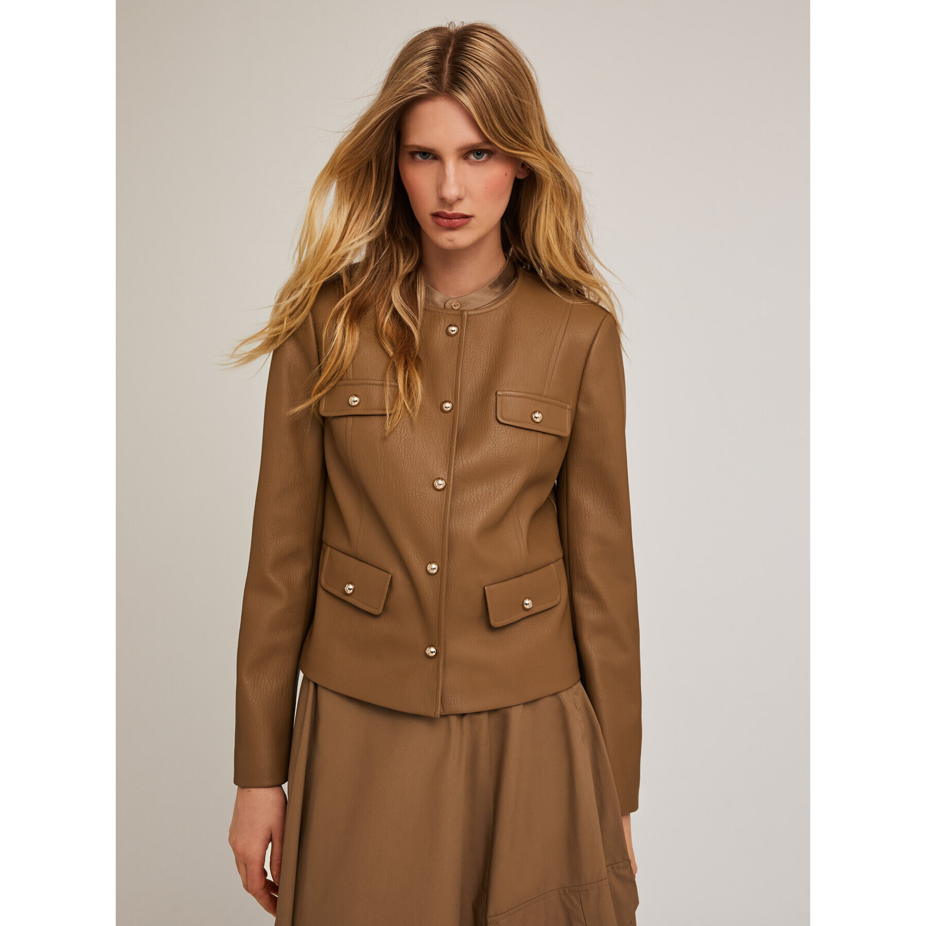 Motivi - Giacca senza colletto in tessuto spalmato - Beige