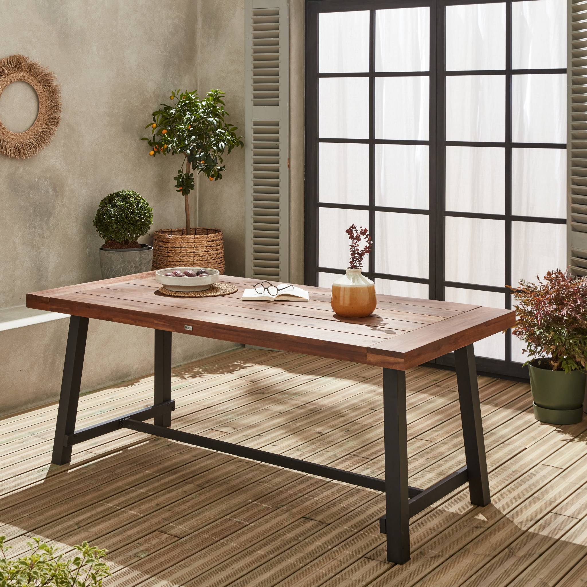 Table intérieur/extérieur en bois foncé. effet noyer et acier galvanisé noir. Fortaleza 190cm. 6-8 places