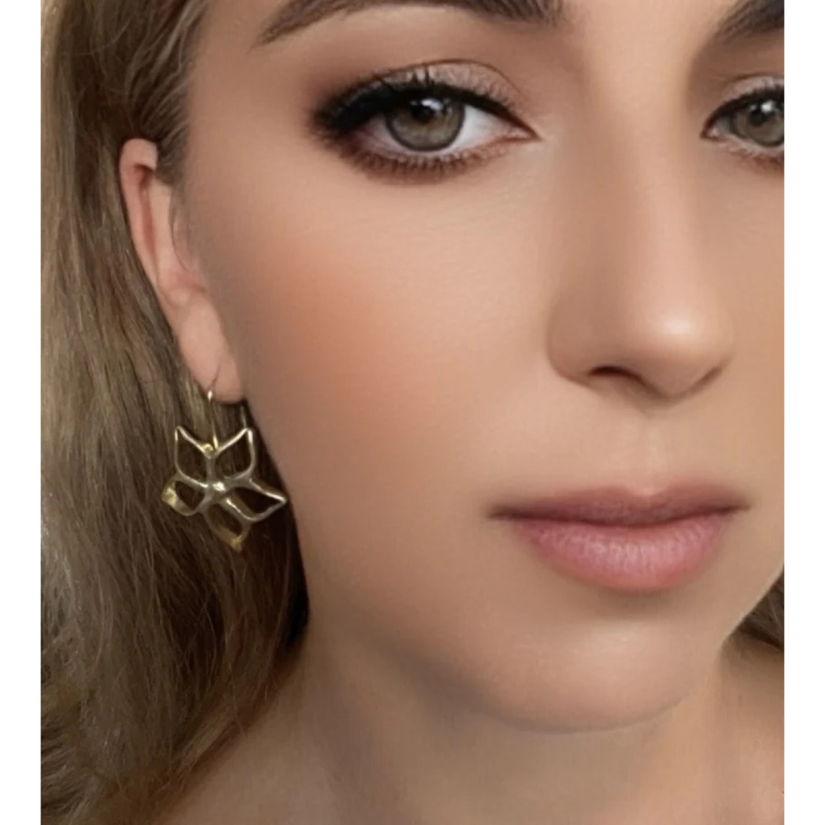 Pendiente gancho Irregular Blom G en dorado chapado latón