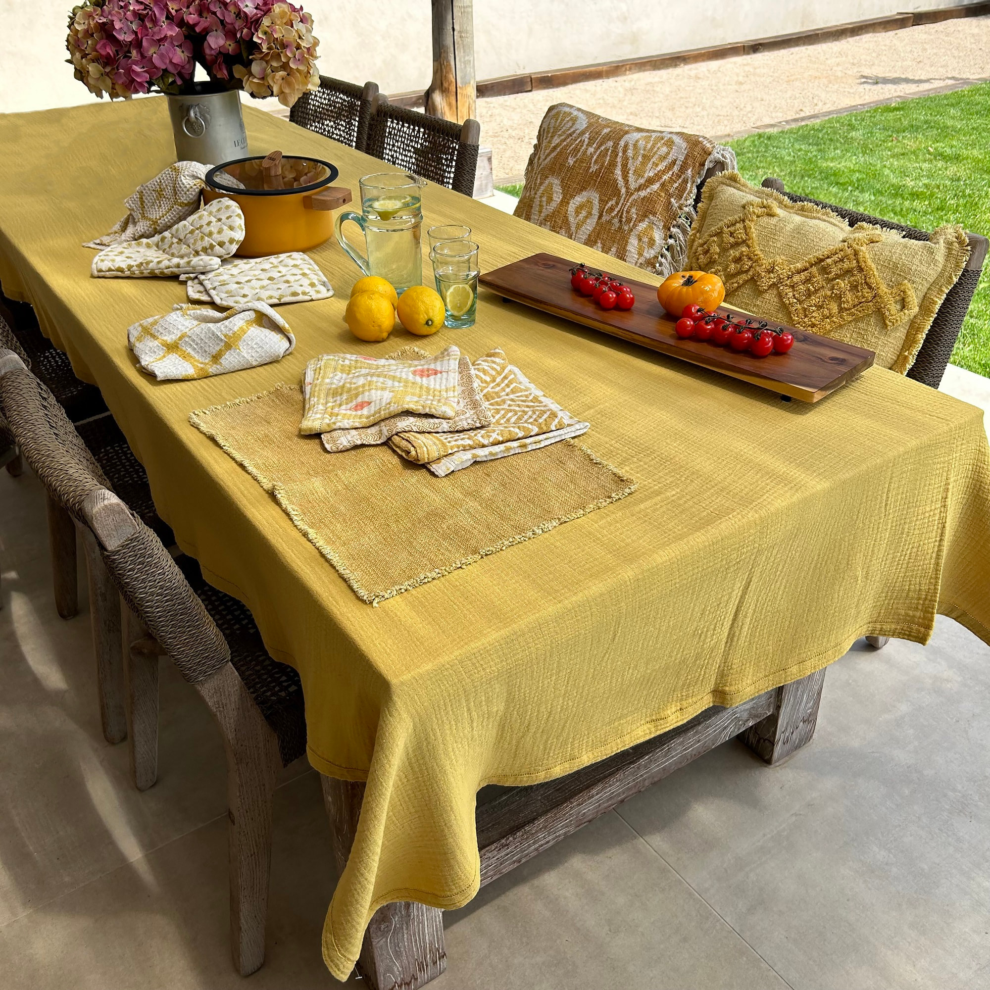 Set d'une nappe et 8 serviettes de table jaune   CAMARO