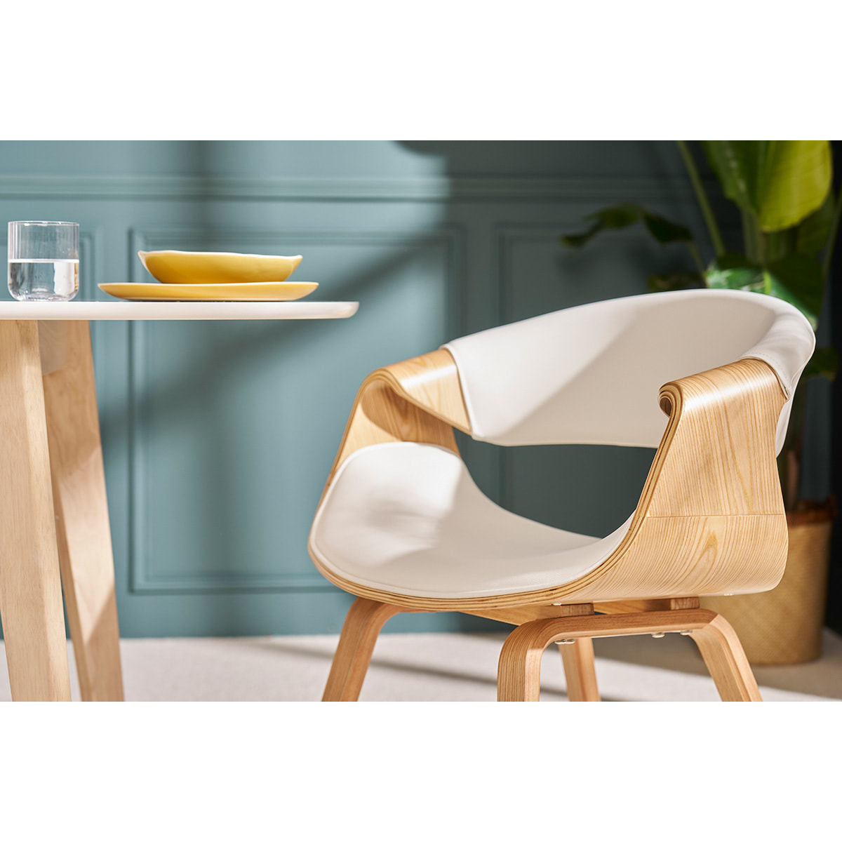Chaise design en tissu effet velours texturé gris et bois foncé ARAMIS