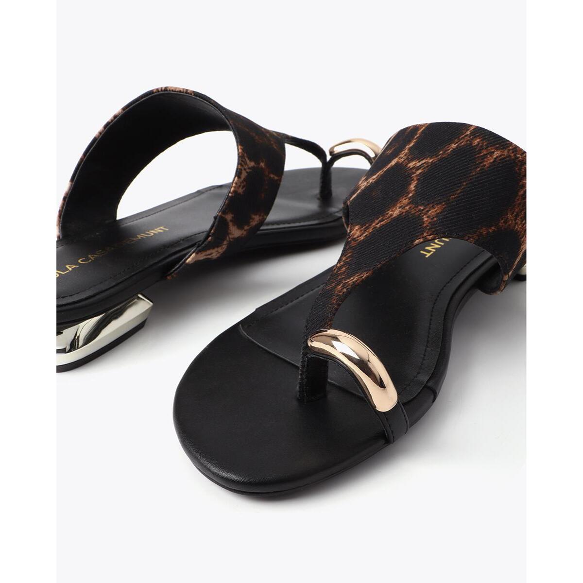 Sandalo basso con stampa animalier e applicazione metallica sulla punta