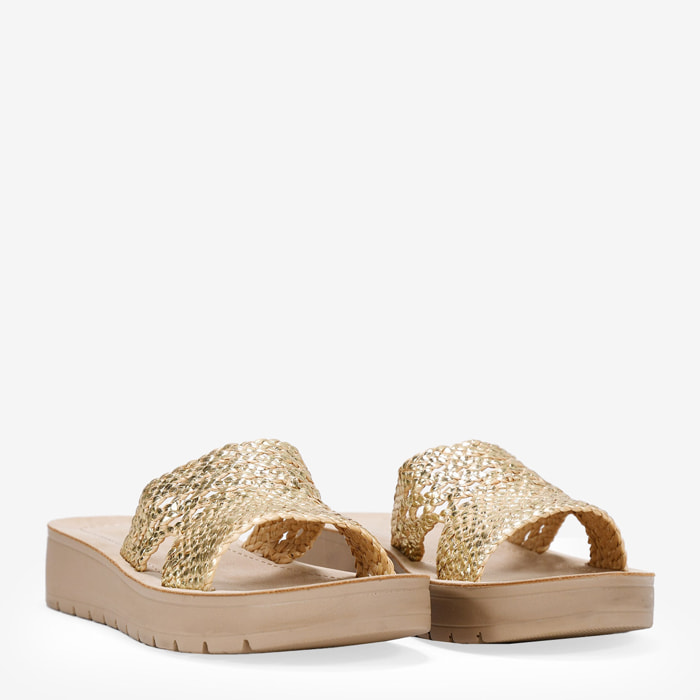 Sandalias con cuña doradas