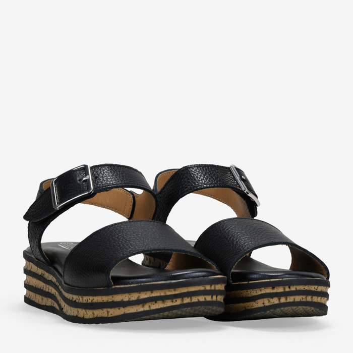 Sandalias negras en piel con cuña