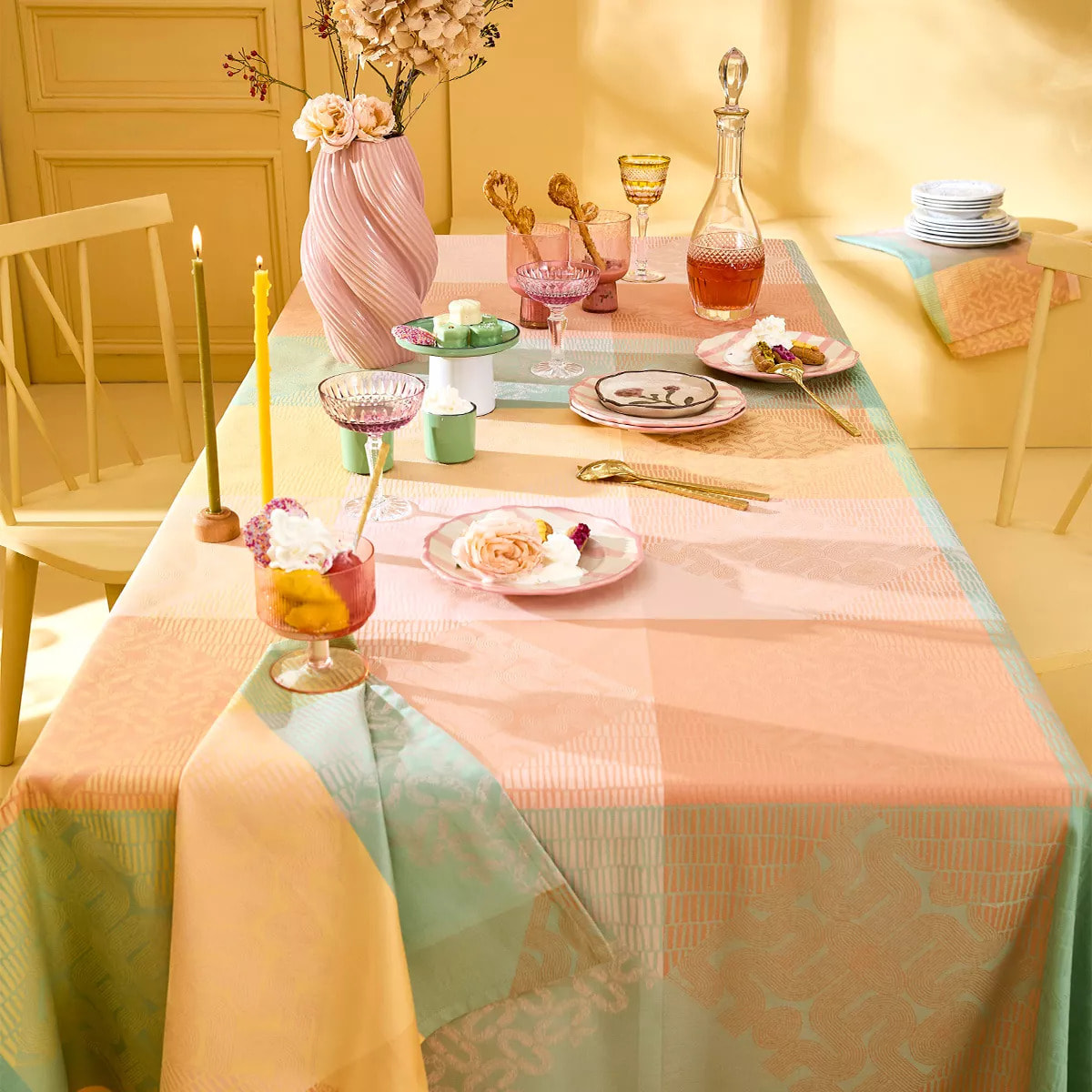 Nappe pur coton enduit 205 g/m² motif jacquard rose jaune Mille empreintes pastel