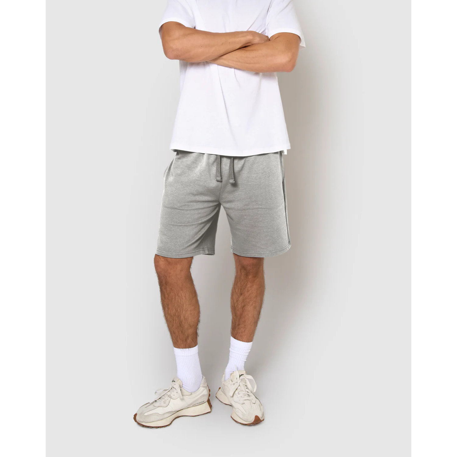 Pantalón corto básico deportivo liso gris claro