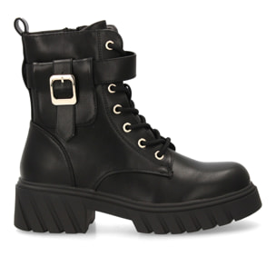 Botín militar con hebilla decorativa y diseño moderno.