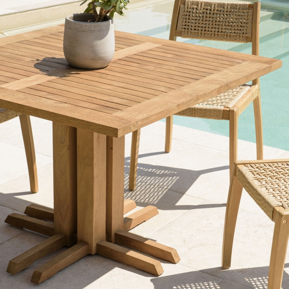 KALLY - Ensemble de jardin : table carrée en bois de teck recyclé et rotin synthétique, 4 pers.