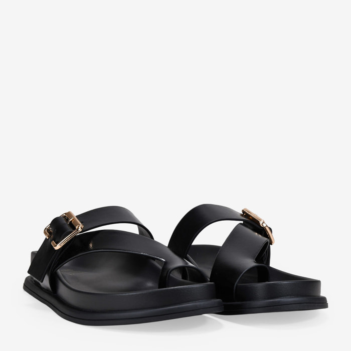 Sandalias de dedo negras con hebilla